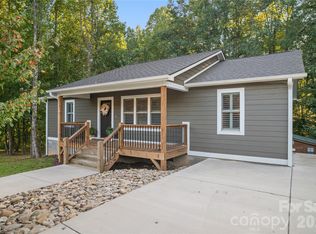 212 Walt Dr, Hendersonville, NC 28792