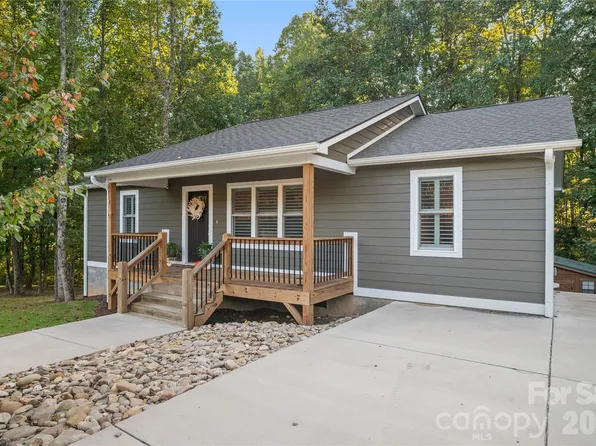 212 Walt Dr, Hendersonville, NC 28792