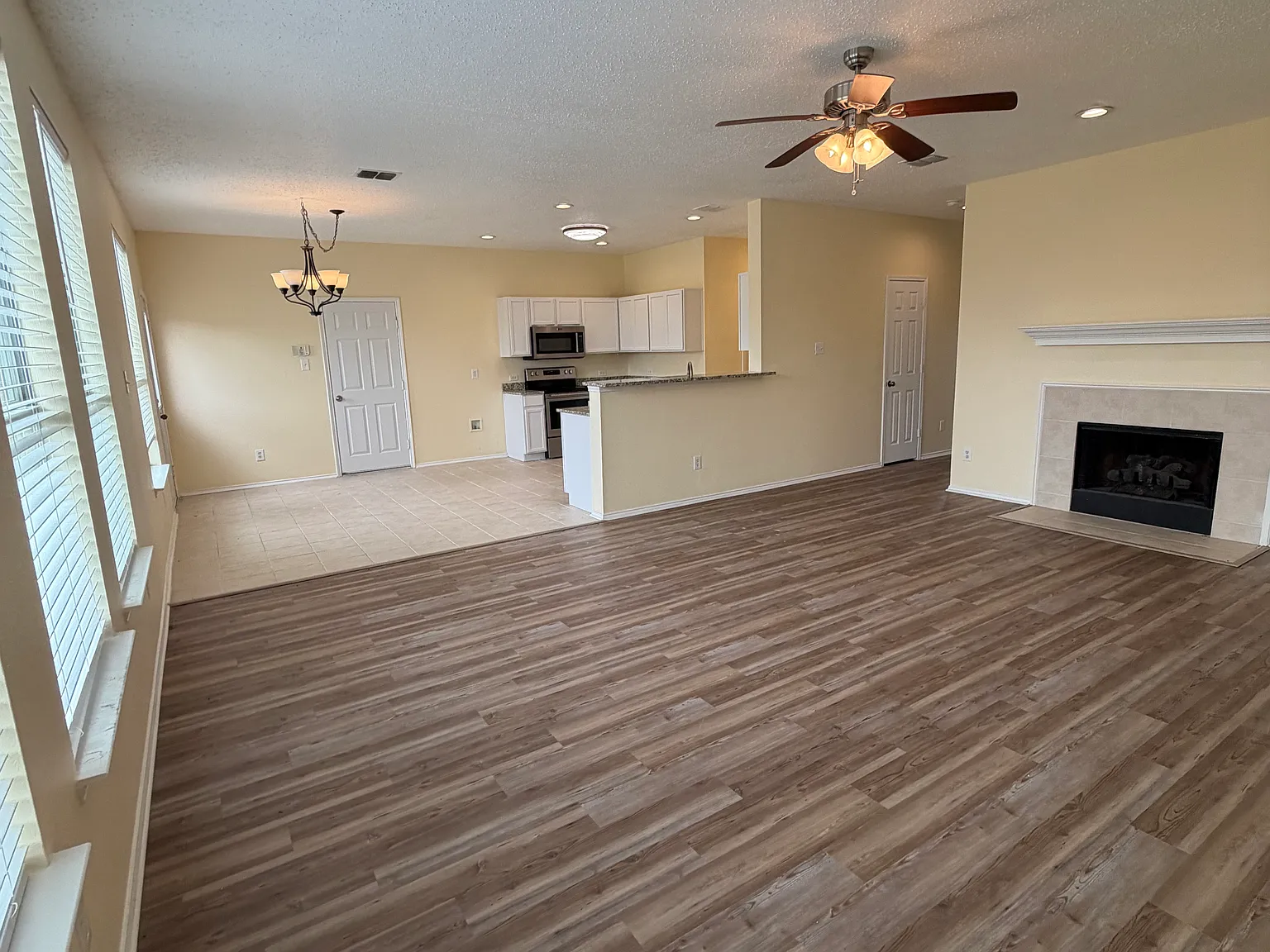 5 bed, 4.5 bath, 2752 sqft, $3,700 — Photo 3