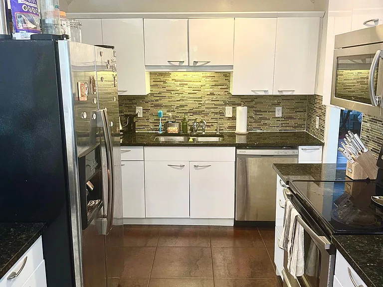 2614 Myra St — Photo 13