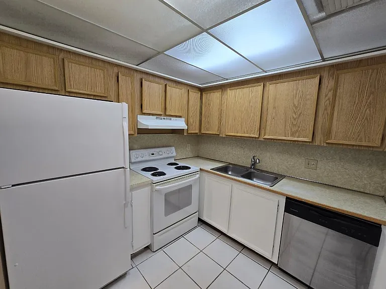 737 SE 1st Way #208 — Photo 4