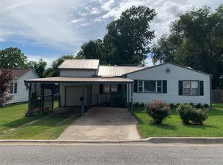 1010 N 11th St, Rogers, AR 72756