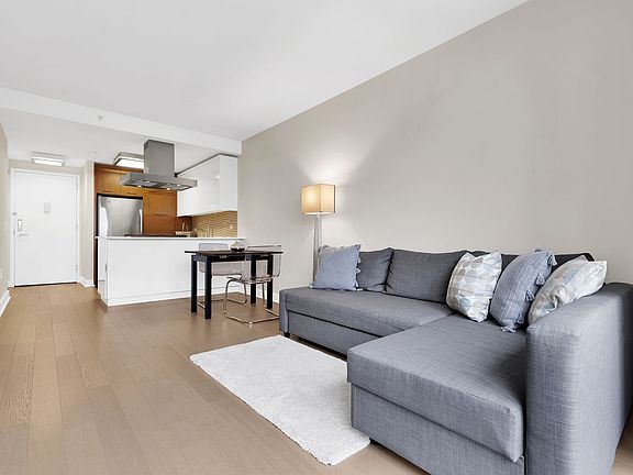 3rd image of 450 W 42nd St APT 27Q
