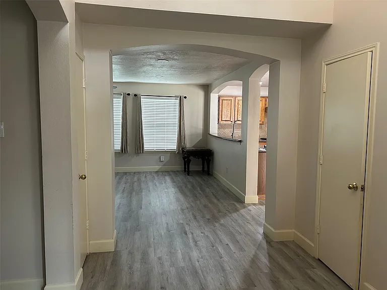 6005 Chatham Woods Dr — Photo 3