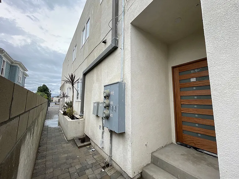 1340 W 37th St — Photo 33