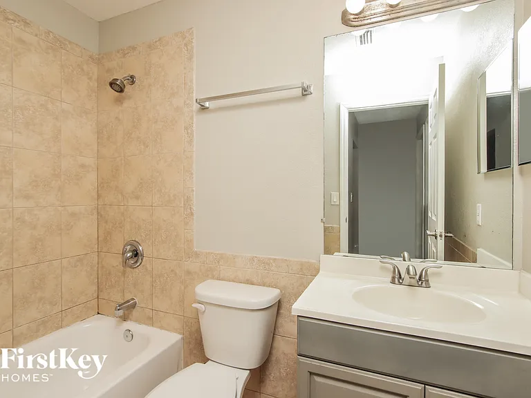 1327 Valencia St SE — Photo 9