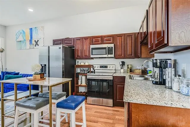 3 bed, 2.0 bath, 1000 sqft, $1,800 — Photo 2