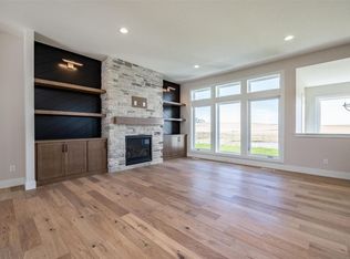 2239 Royal Oak Ridge Rd, Marion, IA 52302