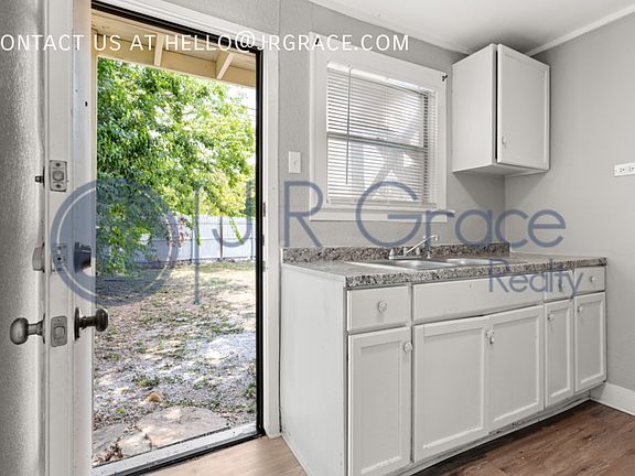 3rd image of 1525 Barnard Ave