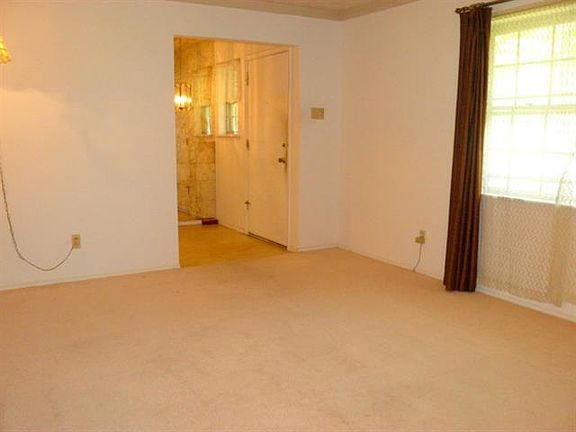 5th image of 319 Merribrook Trl