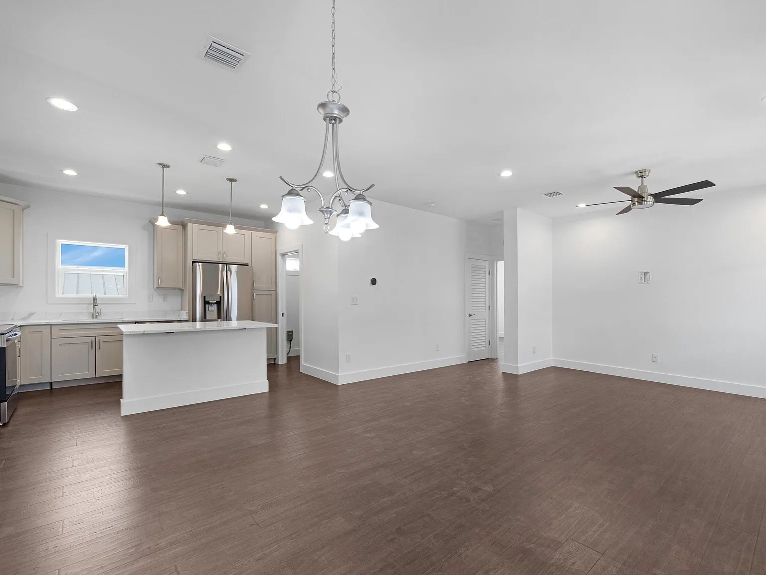 4 bed, 3.0 bath, 2000 sqft, $6,000 — Photo 3