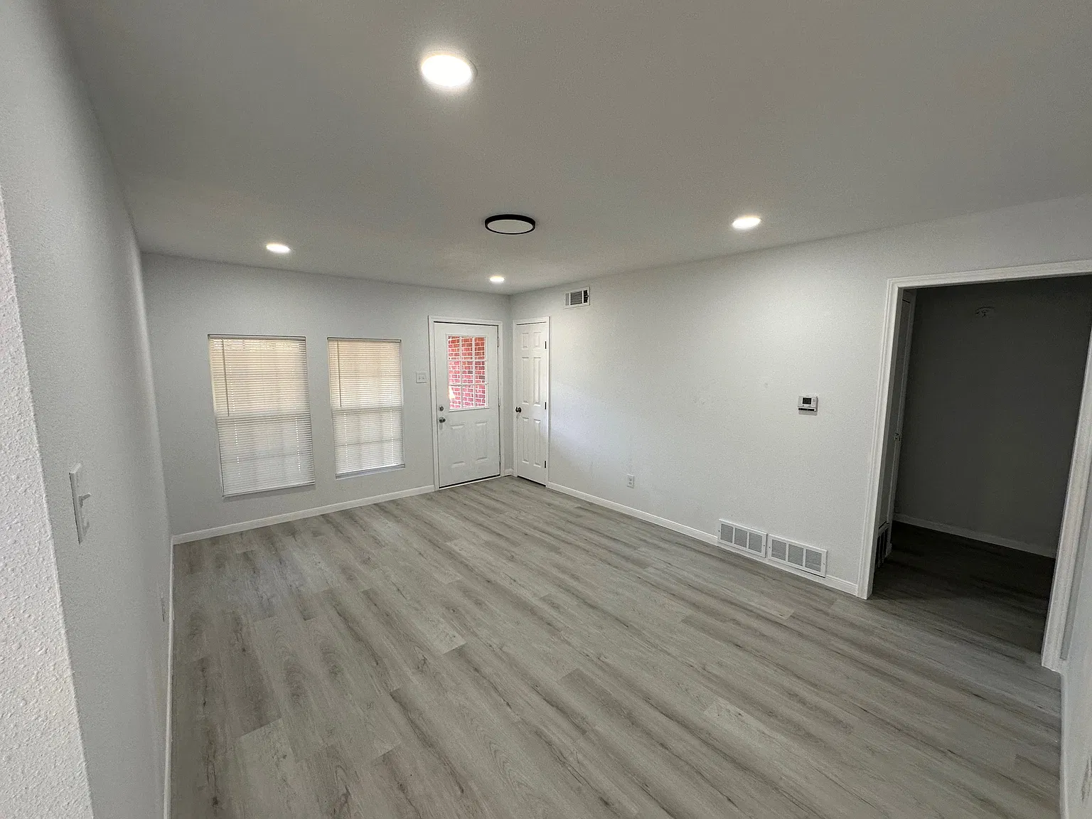 3 bed, 1223 sqft, $2,050 — Photo 2