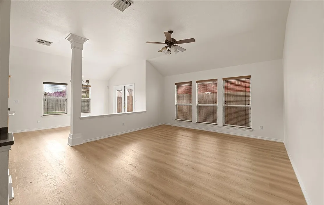 3 bed, 2.0 bath, 1520 sqft, $2,225 — Photo 2