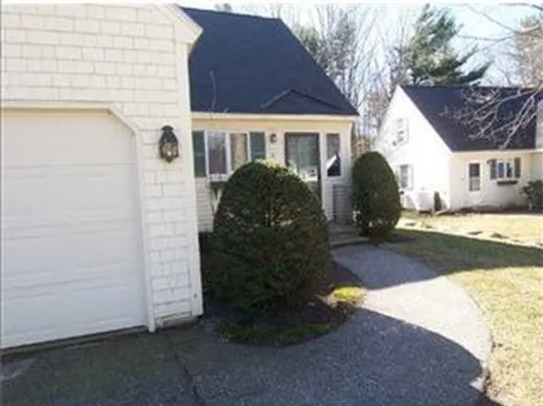 8 Chickadee Ln, Kennebunk, ME 04043