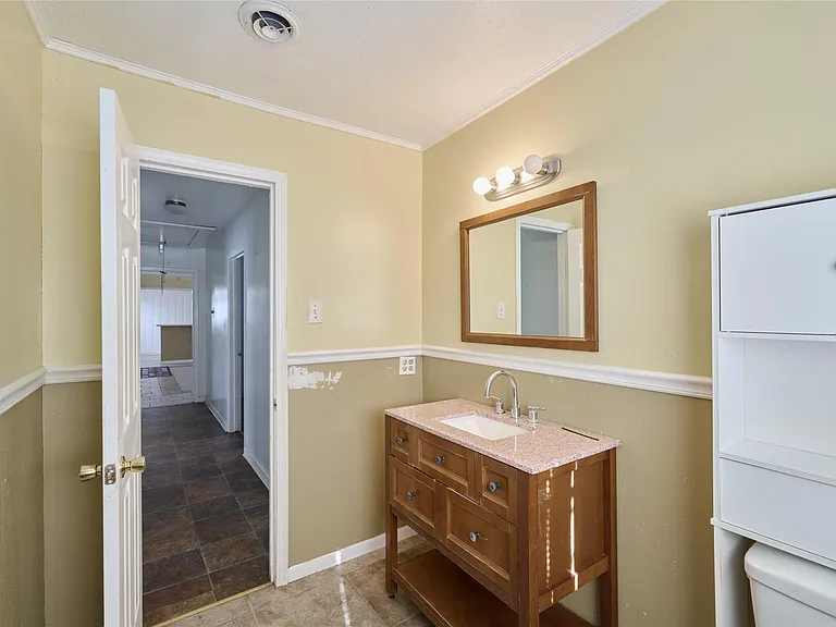 203 Paul Knox St — Photo 29
