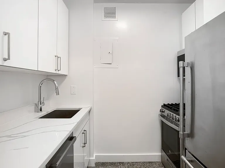 201 W 72nd St #3F — Photo 9
