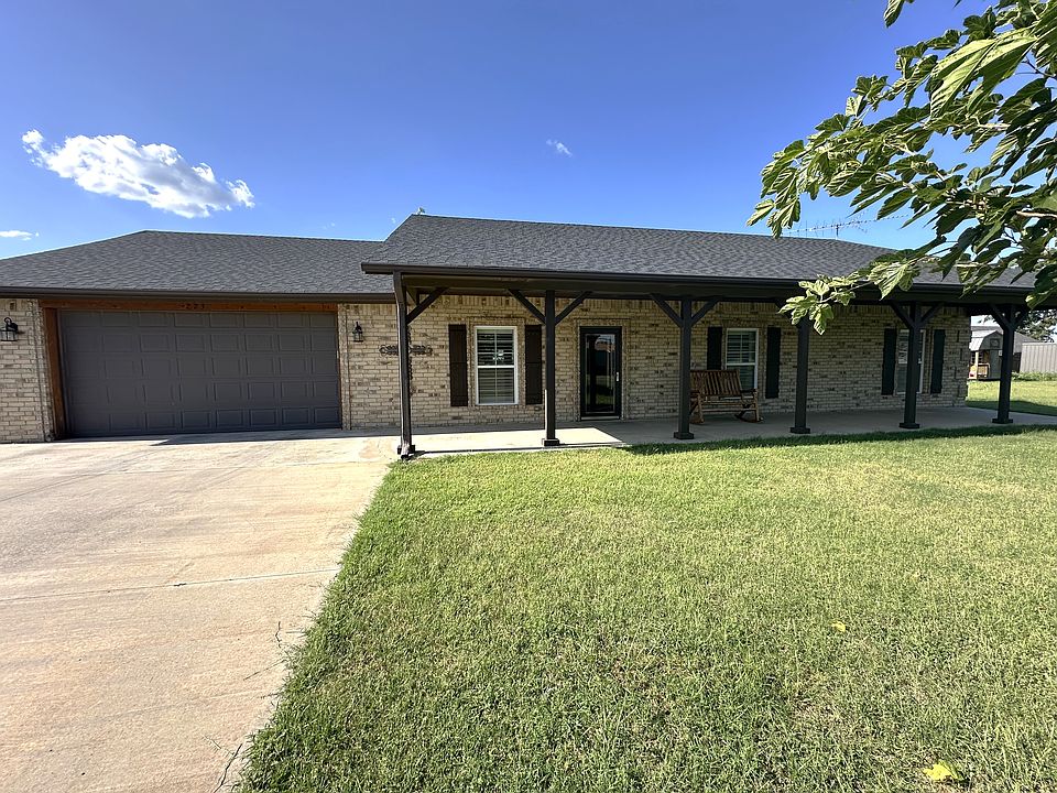2,424 sq ft. Large lot!!