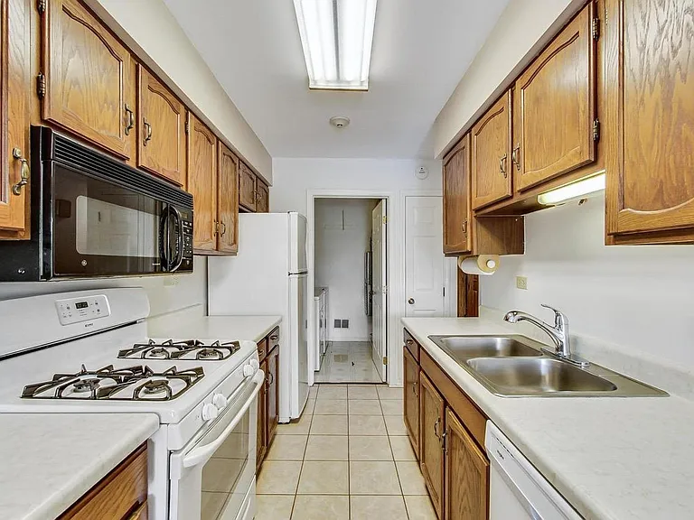 2736 Wayfaring Ln #D — Photo 10