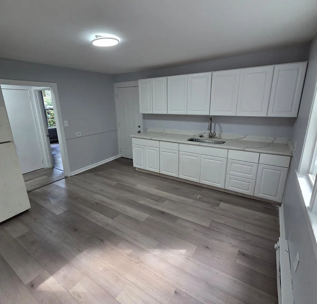 2 bed, 1.0 bath, 920 sqft, $1,300 — Photo 2