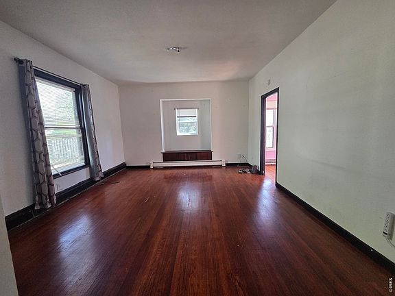 3rd image of 410 Clifton St