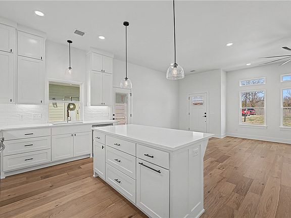 3rd image of 817 S Jagger Ln