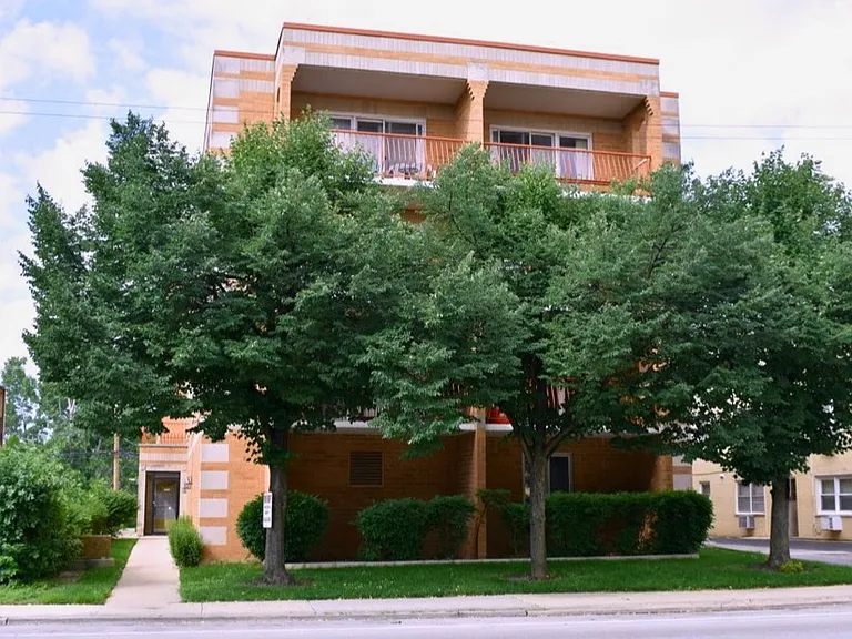 6472 N Northwest Hwy #303 — Photo 1