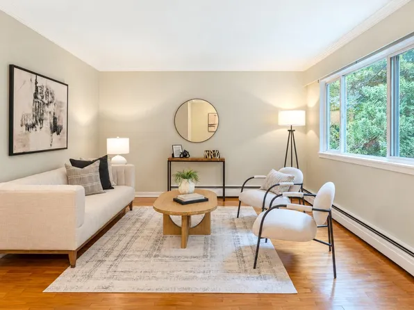 555 W 28th St #403, North Vancouver, BC V7N 2J7