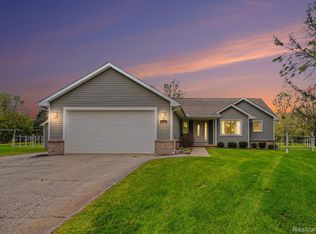 2321 Foxmore Cir, Highland, MI 48356