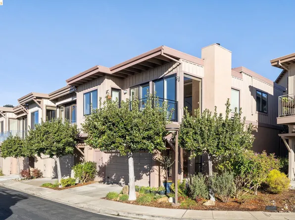 11 Hawks Hill Ct, Oakland, CA 94618