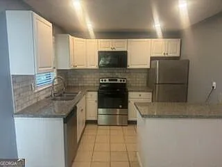 4 bed, 2.5 bath, 2112 sqft, $2,300 — Photo 2