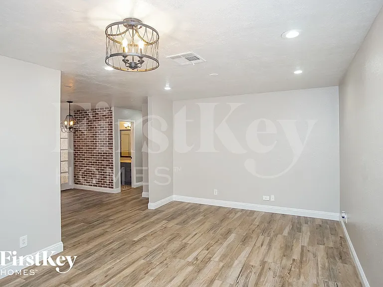 227 Autumn Ct — Photo 3