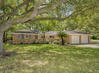 209 W Heritage Dr, Friendswood, TX 77546