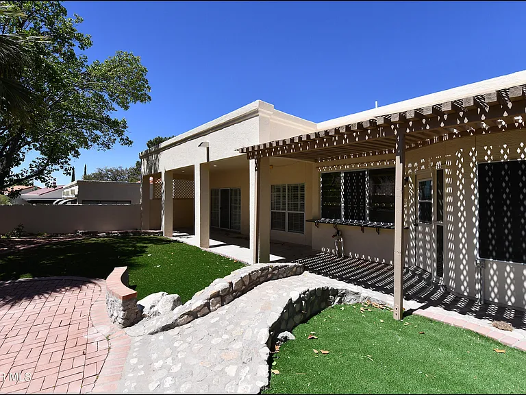 1004 Los Jardines Cir — Photo 32