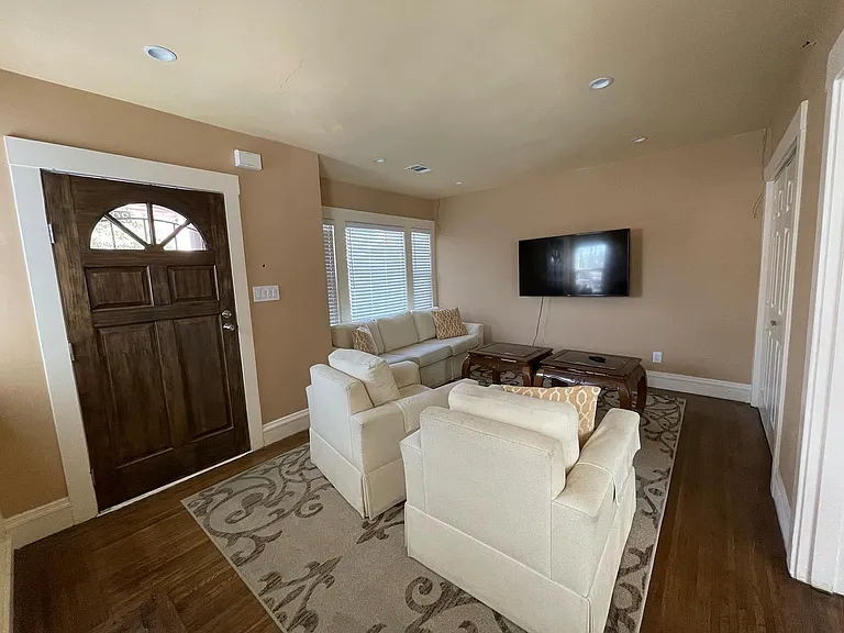 3061 Macarthur Blvd #1 — Photo 2