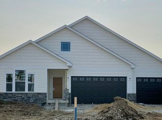 3548 Hidden Fawn Dr, Elgin, IL 60124