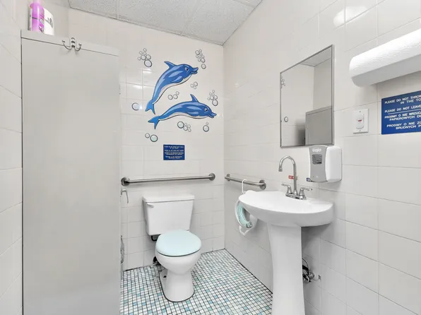 217 Calyer Street image 5 of 11