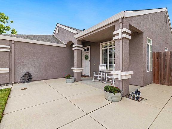 4th image of 560 Anderson Way