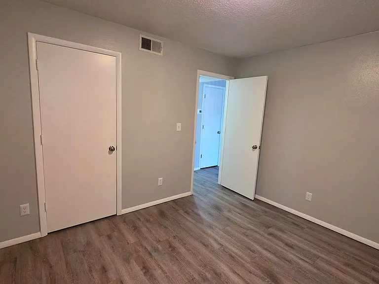Bethany Place Apartments - Near Eldon Lyon and Downtown Bethany! — Photo 13