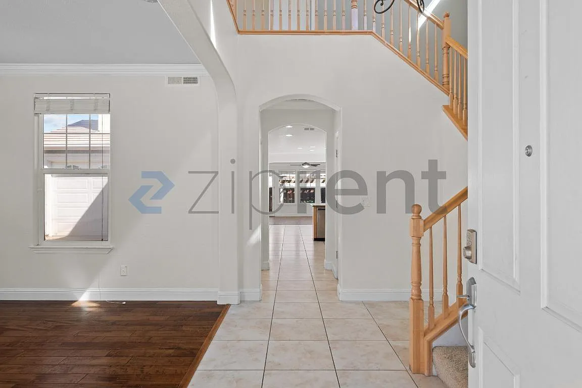 3 bed, 2.5 bath, 2220 sqft, $2,974 — Photo 4