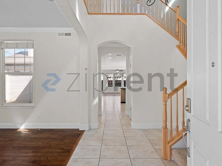 139 N Lafayette St — Photo 4