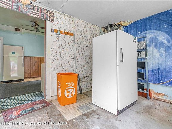 8th image of 1605 Hillcrest St