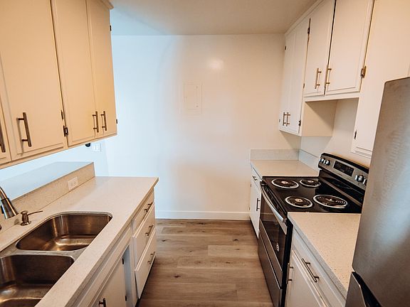 5th image of 8011 Romaine St #236