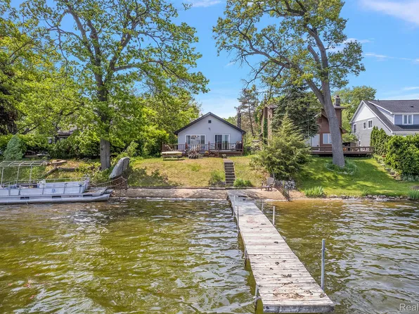 9500 Round Lake Blvd, White Lake, MI 48386