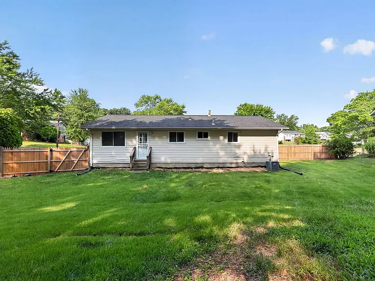1700 Jarvis Ave — Photo 1