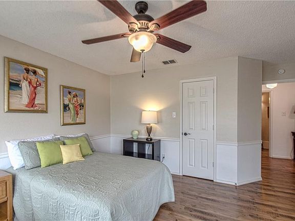 3rd image of 1582 Thornhill Ln