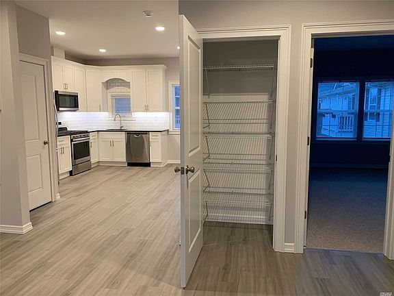 5th image of 580 W Montauk Hwy #31