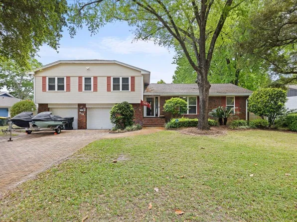 218 Yacht Club Dr NE, Fort Walton Beach, FL 32548