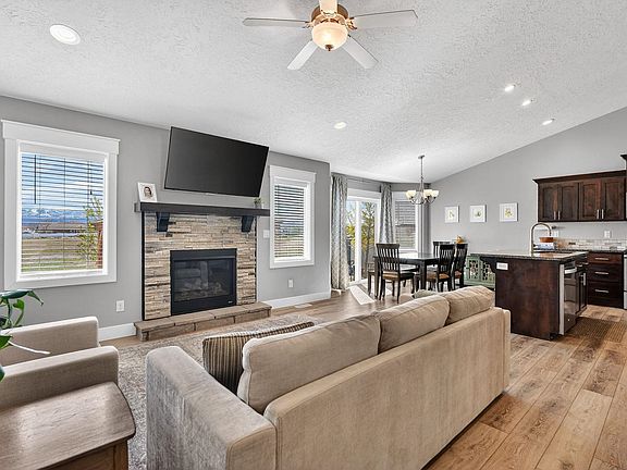 3rd image of 841 McKay St