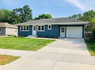 602 7th St E, Chaska, MN 55318