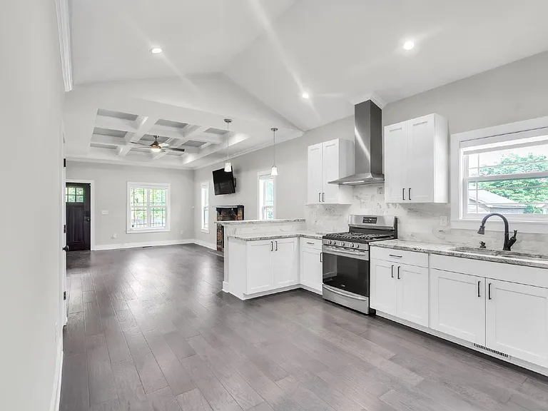 410 Gower St — Photo 9